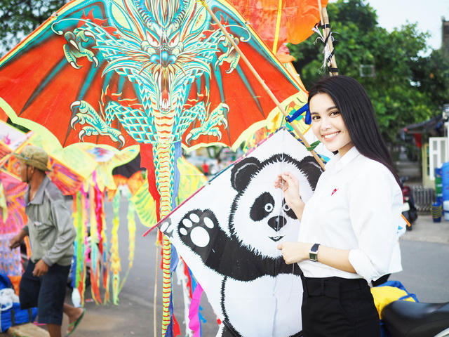 Trong vai trò phóng viên hiện trường của chương trình thời sự tổng hợp Toàn cảnh 24H, cô giới thiệu đến khán giả không gian thư giãn và hoạt động giải trí bình dị của người dân.