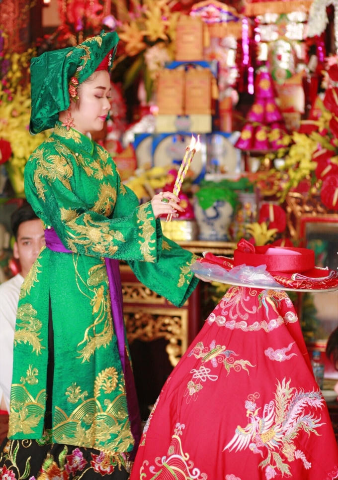 Chia sẻ về nhân duyên trở thành thanh đồng, Ngô Mỹ Hoa điềm đạm trả lời từ nhỏ cô đã có sở thích nghe hát văn và những làn điệu dân ca khác với những trẻ em cùng lứa tuổi.