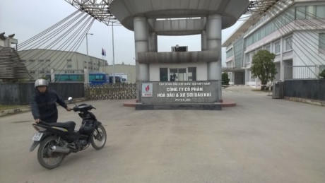 Theo Tuổi Trẻ, nhà máy PVTex do PVN nắm giữ trên 75% vốn cổ phần, tổng vốn đầu tư gần 7.000 tỉ đồng, dự định dùng nguyên liệu từ Nhà máy lọc dầu Dung Quất để chế biến thành xơ sợi nhằm giúp VN tự chủ một phần nguyên liệu dệt may. Nhưng ngay khi vận hành vào tháng 5/2014, nhà máy này liên tục đối mặt với việc không bán được hàng, tạm dừng nhà máy... Ảnh: Tuổi Trẻ.