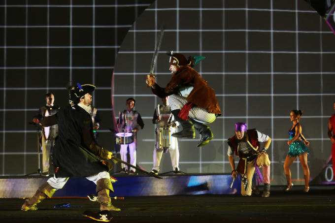 Màn bắn pháo hoa tuyệt vời của hai đội Italia, Australia, khán giả còn thưởng thức các tiết mục nghệ thuật đặc sắc của hai nước.