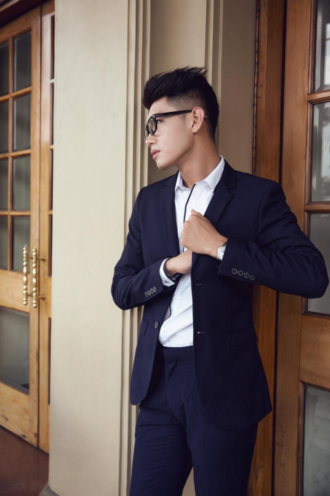 Chiếc áo sơ mi viền đen bên trong tạo sự nhẹ nhàng cho bộ trang phục, phù hợp với cả những buổi hẹn đối tác quan trọng hay dạo phố.