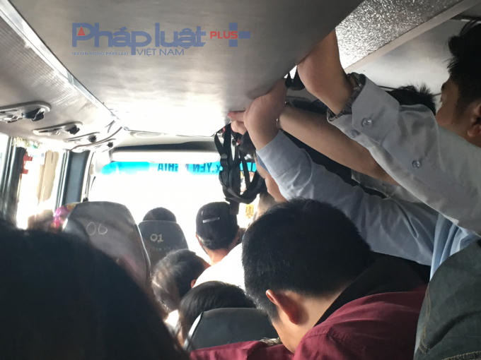 Hành khách đứng chen chân nhau.