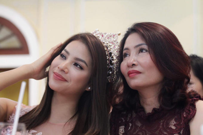 Phạm Hương ngẫu hứng đọc ráp cùng Lệ Hằng, Trà My