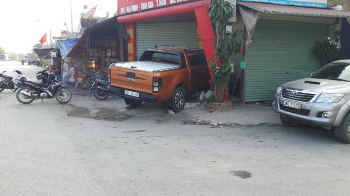 Sau cú đâm 2 thanh niên, chiếc xe ô tô đã lao vào tiệm vàng Bích Đông và hư hỏng nặng. (Ảnh: A.T)