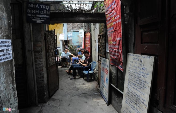 Nhà trọ của ông Nguyễn Thế Hiệp nằm gần cổng một bệnh viện ở quận Đống Đa (Hà Nội), được nhiều người truyền miệng bởi có mức giá rẻ không tưởng: 15.000 đồng một ngày đêm.