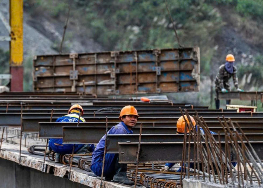 Công nhân thi công lắp đặt cốt thép, đẩy nhanh tiến độ các hạng mục cầu trên tuyến Quốc lộ 279 đoạn Thống Nhất – Quang Hanh.