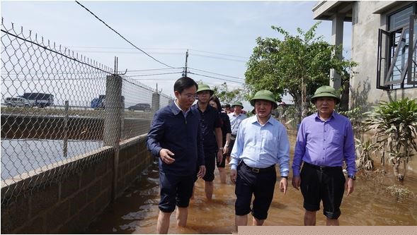 Phó Chủ tịch- Tổng thư ký Hầu A Lềnh  trên đường vào thăm các hộ dân bị thiệt hại nặng nề ở huyện Lệ Thuỷ, tỉnh Quảng Bình.