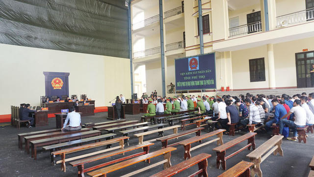 Quang cảnh phiên xét xử sáng 16/11.