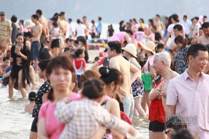 Rất nhiều gia đình mang theo con nhỏ ra bãi biển chơi và tắm mát trong dịp nghỉ lễ