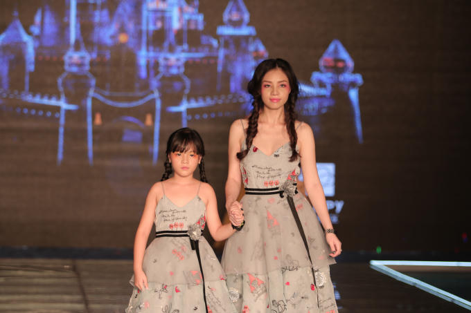 Nhãn hiệu Happy Clothing mang đến các sản phẩm đôi dành cho mẹ và bé, tôn vinh tình cảm mẹ con và góp phần gắn kết yêu thương qua các trang phục mang tính ứng dụng cao.