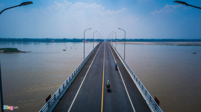 Bề mặt cầu được thiết kế chiều rộng 12 m bao gồm 2 làn xe cơ giới rộng 7 m, 2 làn xe hỗn hợp rộng 4 m và gờ lan can hai bên rộng 1 mét.