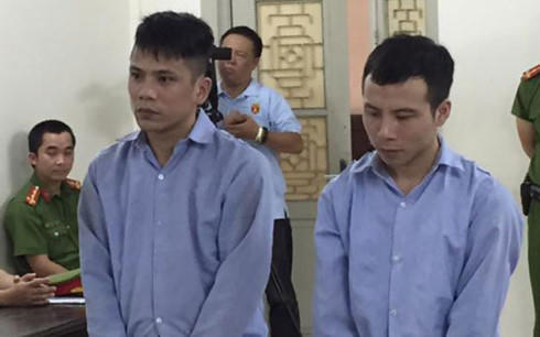 Bị cáo Quý và Hải tại tòa.