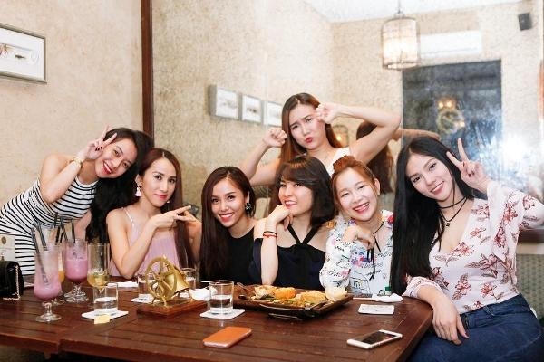 Duy Uyên (thứ 2, từ phải sang) của nhóm Mắt Ngọc cũng đến tham dự.