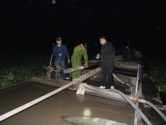 Tàu hút cát trái phép của Trần Thị Hường bị thu giữ. Ảnh Công an Hà Nam.