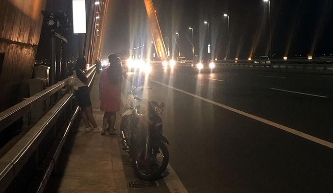 Đùa giỡn tính mạng, người dân kéo nhau lên cầu Nhật Tân 'hóng gió'