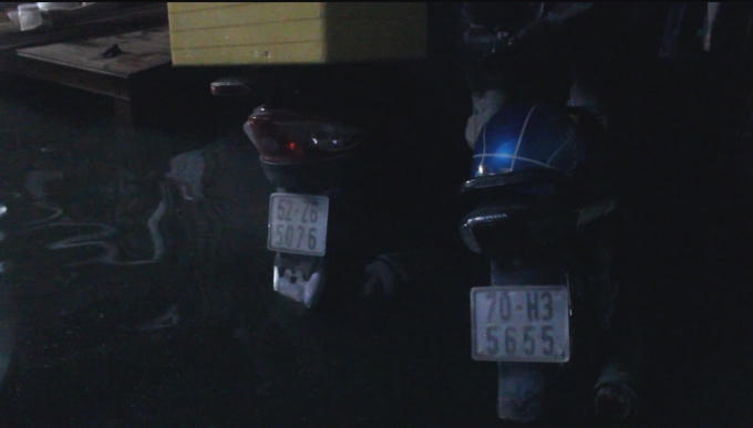 Người dân nỗ lực sơ tán đồ đạc ngay trong đêm tối.