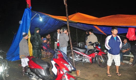 Người dân Điện Bàn dựng lều phản đối nhà máy ô nhiễm.