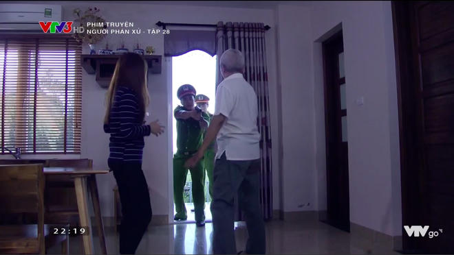 Phan Sơn xuất hiện, dùng dao uy hiếp Mỹ Hạnh để ép Tuấn Tú phải khai nơi con gái mình bị giam bất ngờ cảnh sát ập đến.