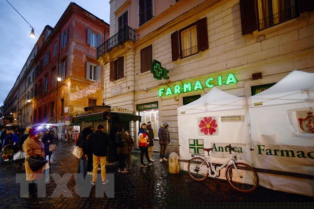 Một điểm xét nghiêm COVID-19 trước Lễ Giáng Sinh tại Rome, Italy, ngày 23/12/2021. (Ảnh: AFP/TTXVN)