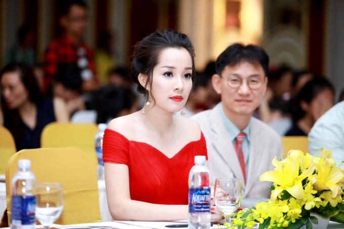 Diễn vi&ecirc;n Minh Hương nổi bật với đầm đỏ đi sự kiện