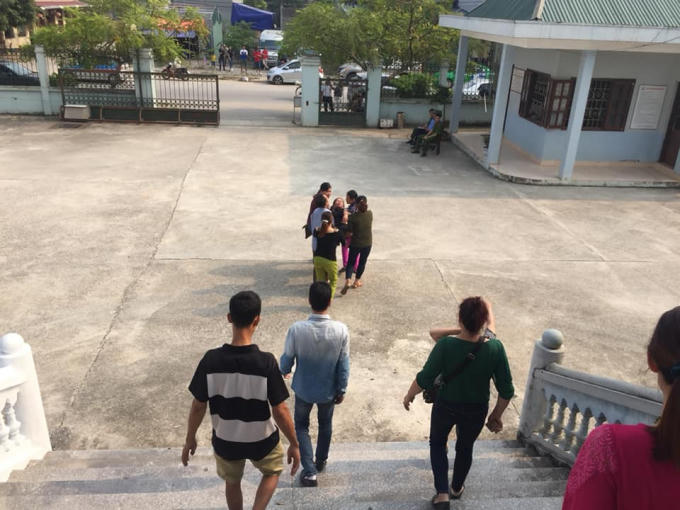 Một người thân của các nạn nhân đã ngất tại phiên tòa.
