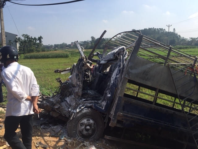 Hà Nội: Container đấu đầu xe tải, 6 người thương vong