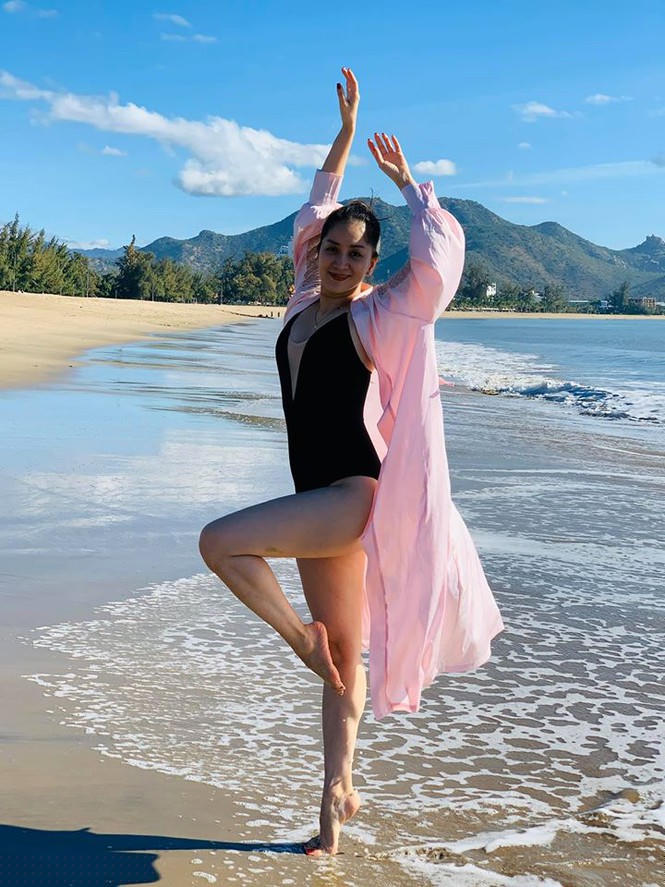 Khánh Thi 'đốt mắt' người nhìn với bikini cắt xẻ gợi cảm - ảnh 3