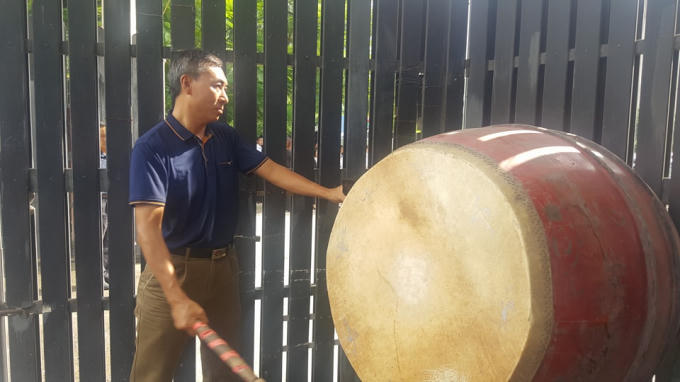 Tiếng trống trường vang lên khi linh cữu của PGS Văn Như Cương đi ngang qua cổng trường.