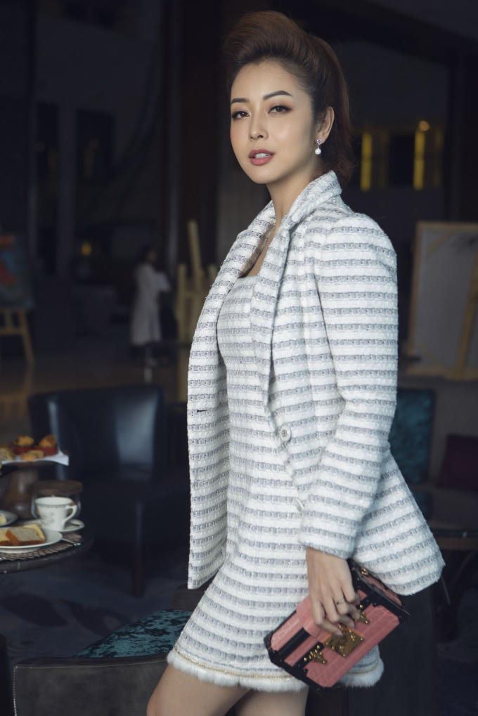 Jennifer Phạm thanh lịch cuốn hút trong BST mới