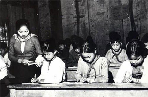Cô giáo sát sao với học trò của mình.