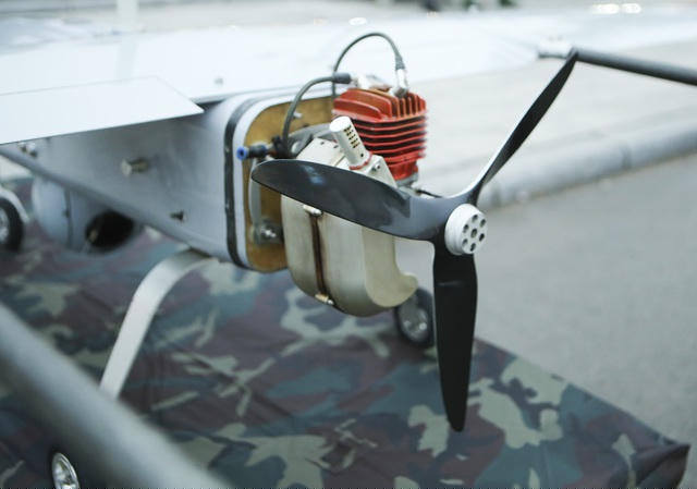 Máy bay hoạt động được trong điều kiện gió cấp 5 (dưới 38 km/giờ) trong khi bay.