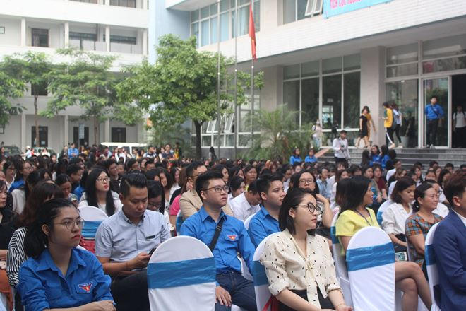 Lễ ra quân có sự tham gia của đông đảo các bạn đoàn viên thanh niên.