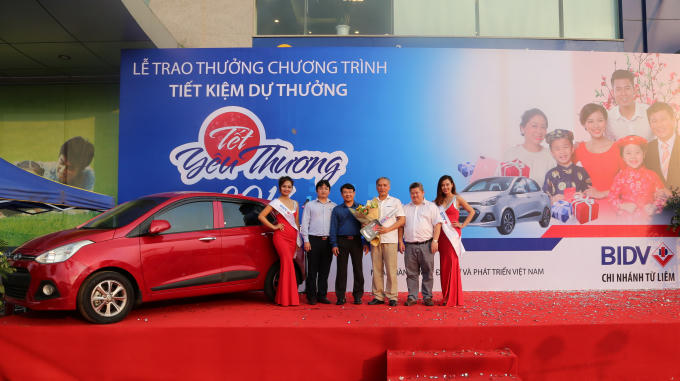 BIDV trao thưởng 50 triệu đồng cho khách hàng may mắn.