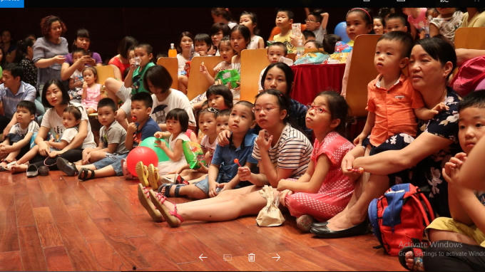 Các bạn nhỏ chăm chú, thích thú theo dõi các tiết mục xiếc hấp dẫn