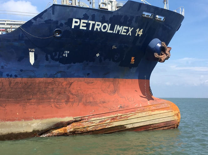 Cận cảnh tàu Petrolimex 14 sau vụ va chạm làm chìm tàu Hải Thành 26 (Ảnh: Lê Lâm)