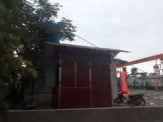 Nhiều công trình tạm mới được mọc lên.