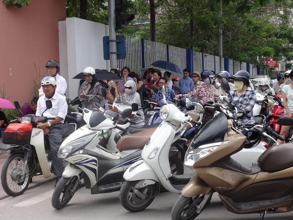 Gần 10h sáng, phụ huynh đã tập trung chờ sẵn ngoài cổng, hồi hộp chờ đợi các thí sinh kết thúc môn thi tiếng Anh.