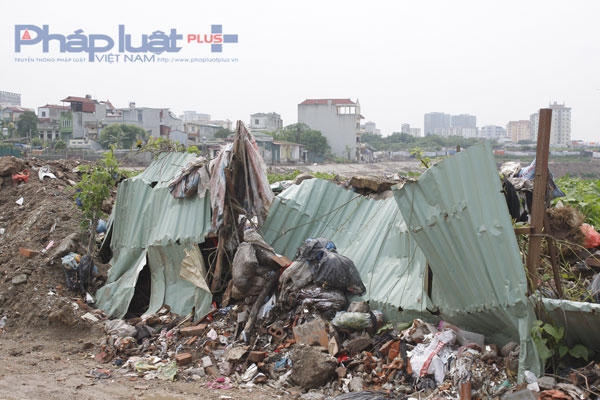 Những tấm tôn bao quanh khu vực hồ bị rác thải đè bẹp.