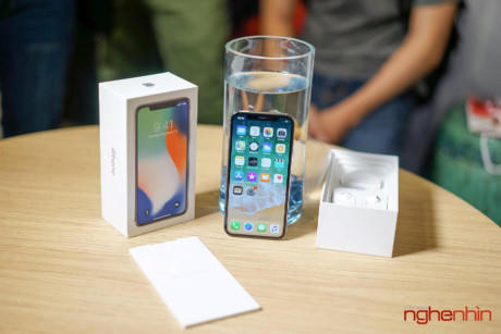 Cận cảnh iPhone X m&agrave;u trắng v&agrave; so d&aacute;ng với iPhone 8 Plus