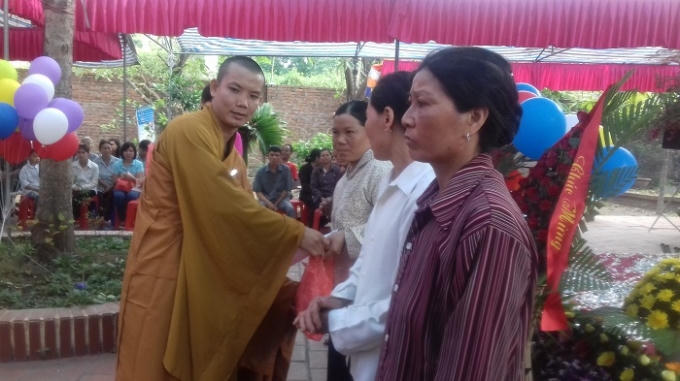 Nhà chùa trao 50 suất quà cho các hoàn cảnh khó khăn trên địa bàn huyện.