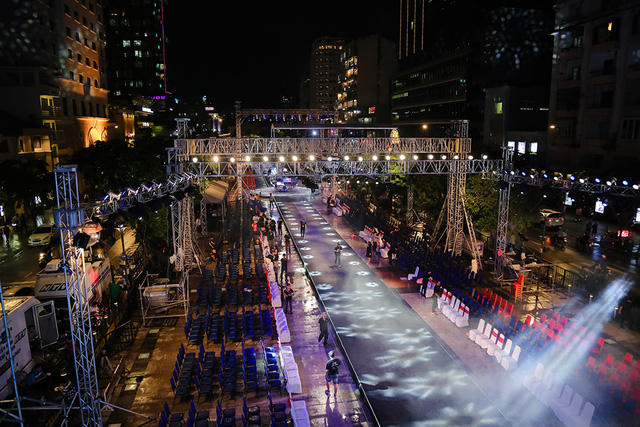 Không gian sân khấu rộng với sàn catwalk dài 120m trên phố đi bộ Nguyễn Huệ