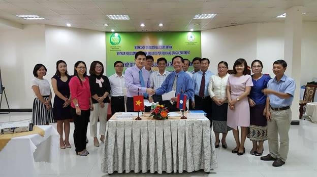 TS.Nguyễn Thanh Phong và TS.Thomsavy tiến hành ký kết MOU