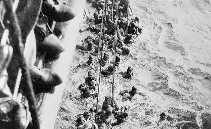 Những người còn sống sót của chiếc Bismarck đang được vớt lên chiếc HMS Dorsetshire ngày 27 tháng 5 năm 1941
