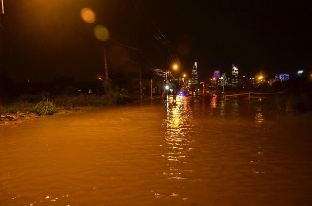 Đường Lương Định Của nhìn về trung tâm quận 1 giống như khúc sông tối 28/9.