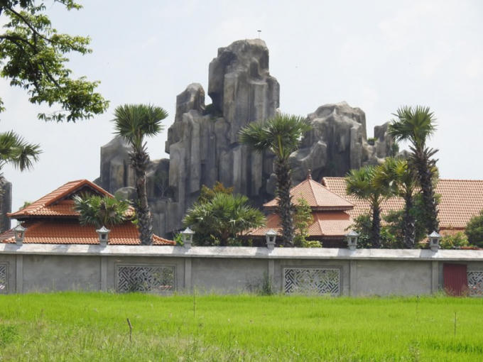 Hòn giả sơn được người dân ví như những ngọn núi mọc lên giữa đồng được xây dựng không phép.
