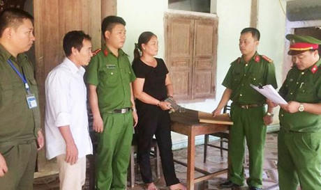 Công an đọc lệnh bắt tạm giam Vi Thị Hoa. (Ảnh: Zing.vn)