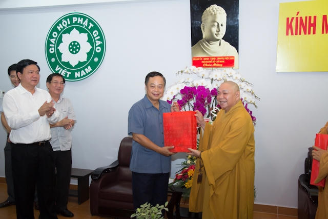 Hòa thượng Thích Thiện Pháp tặng quà tới ông Phạm Dũng.