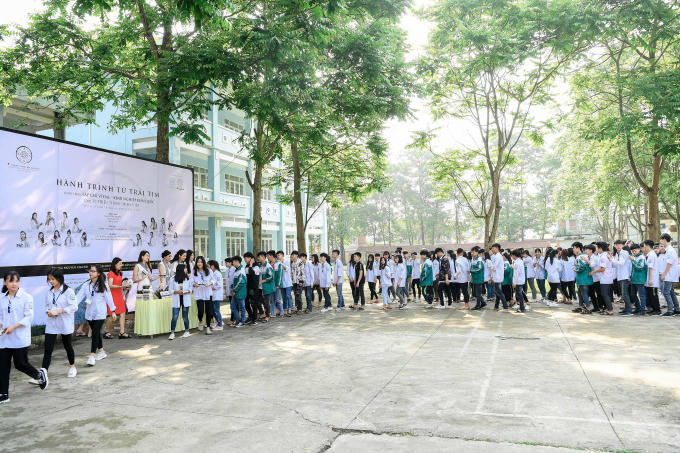 Các người đẹp hoa hậu vượt núi tặng sách cho thanh niên vùng cao