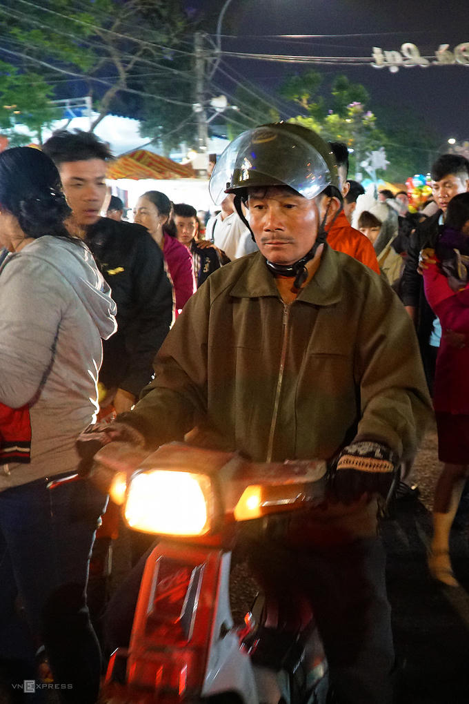 Một số tiểu thương, dân cư sống bên trong chợ phải dắt xe máy vào trong. Nhiều người lái xe trên con đường chính dẫn vào chợ khiến nhiều đoạn ùn tắc. Tiếng còi xe inh ỏi làm không gian trở nên ồn ào.