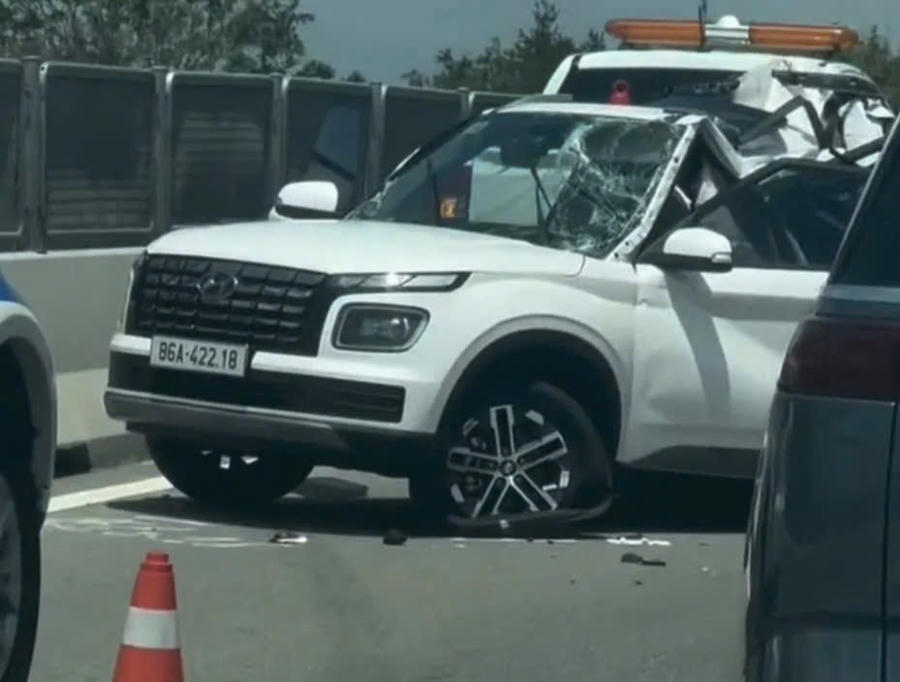 Tai nạn nghiêm trọng trên đường cao tốc Cam Lâm – Vĩnh Hảo khiến 3 người trong một gia đình thương vong. Ảnh: T.T